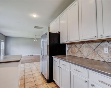 6107 Lakecrest Drive - Photo Thumbnail 7