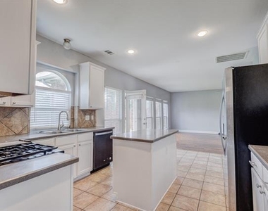 6107 Lakecrest Drive - Photo Thumbnail 8
