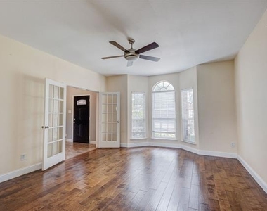6107 Lakecrest Drive - Photo Thumbnail 5
