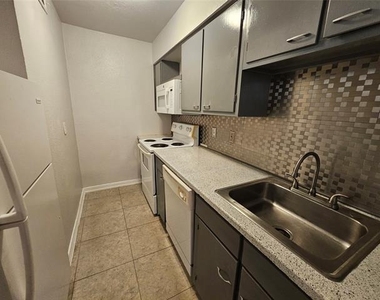 3121 Park Lane - Photo Thumbnail 8