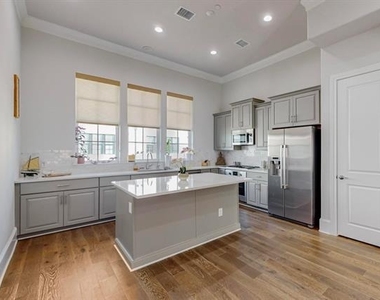 638 Dalton Lane - Photo Thumbnail 3