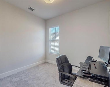 638 Dalton Lane - Photo Thumbnail 21