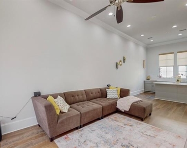 638 Dalton Lane - Photo Thumbnail 7