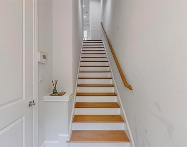 638 Dalton Lane - Photo Thumbnail 6