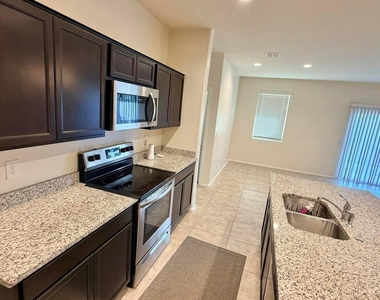36439 W Pampoloma Avenue - Photo Thumbnail 2
