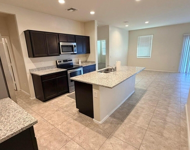36439 W Pampoloma Avenue - Photo Thumbnail 1