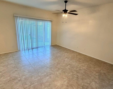 36439 W Pampoloma Avenue - Photo Thumbnail 3