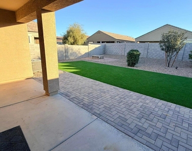 36439 W Pampoloma Avenue - Photo Thumbnail 15