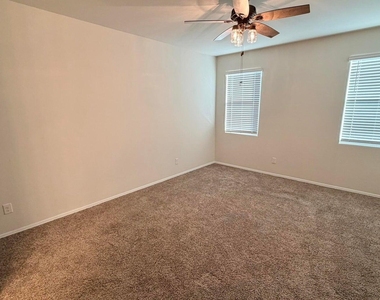 36439 W Pampoloma Avenue - Photo Thumbnail 7