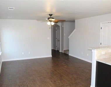 212 W Lake Street - Photo Thumbnail 4
