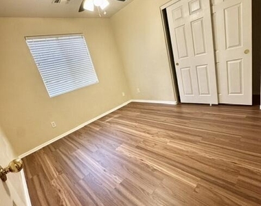 632 S 152nd Lane - Photo Thumbnail 6