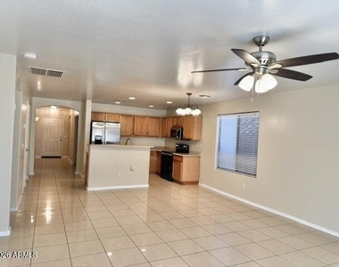 632 S 152nd Lane - Photo Thumbnail 4