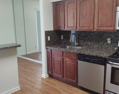 5801 Coach House Circle - Photo Thumbnail 9