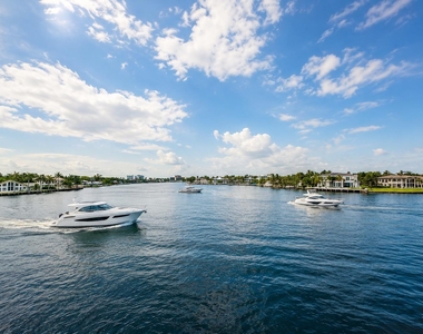 1201 S Riverside Drive - Photo Thumbnail 12