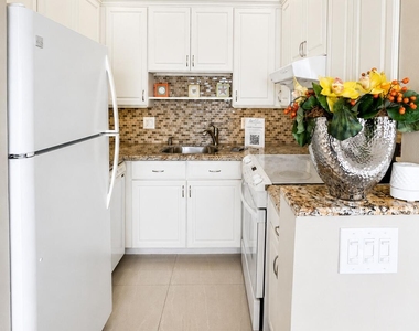 1201 S Riverside Drive - Photo Thumbnail 3