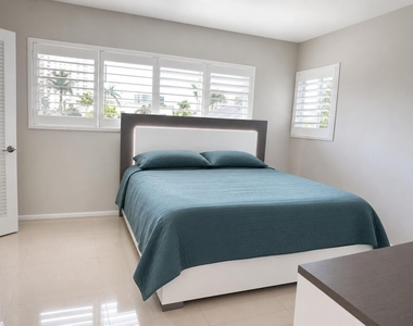 1201 S Riverside Drive - Photo Thumbnail 6