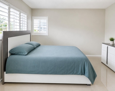 1201 S Riverside Drive - Photo Thumbnail 7