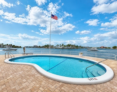 1201 S Riverside Drive - Photo Thumbnail 8