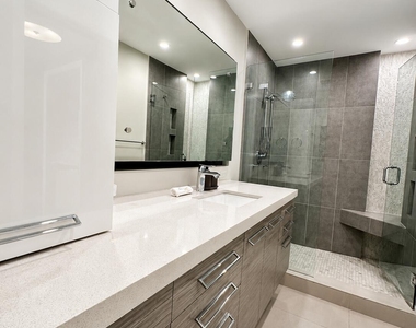 1201 S Riverside Drive - Photo Thumbnail 5