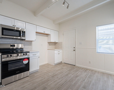1331 E Pierson Street - Photo Thumbnail 8