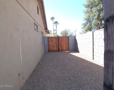 5118 E Gelding Drive - Photo Thumbnail 2