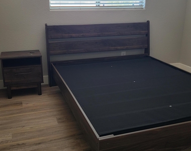 9575 W Quail Avenue - Photo Thumbnail 15