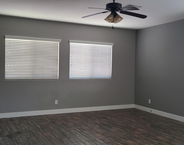 9575 W Quail Avenue - Photo Thumbnail 10