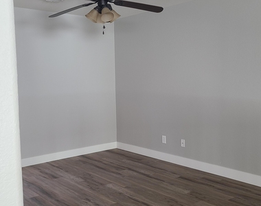9575 W Quail Avenue - Photo Thumbnail 17