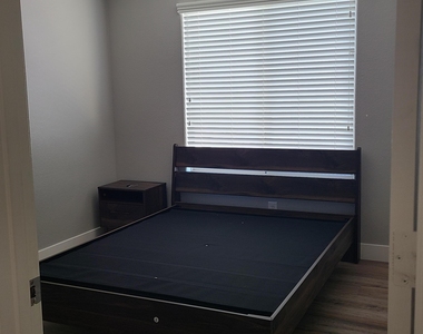 9575 W Quail Avenue - Photo Thumbnail 16