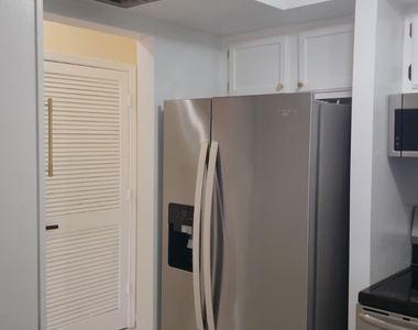 105 S Riverside Drive - Photo Thumbnail 10