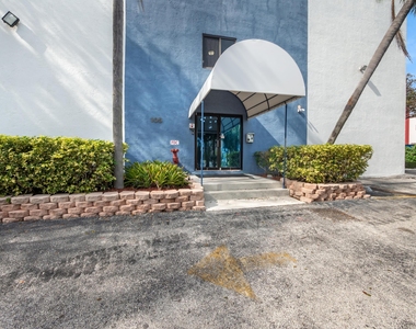 105 S Riverside Drive - Photo Thumbnail 4