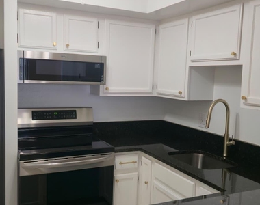 105 S Riverside Drive - Photo Thumbnail 9