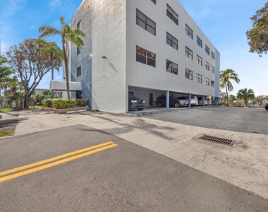 105 S Riverside Drive - Photo Thumbnail 3