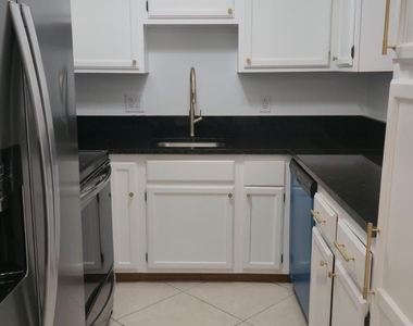 105 S Riverside Drive - Photo Thumbnail 7