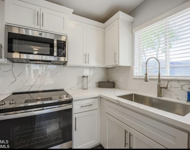 16807 E Gunsight Drive - Photo Thumbnail 4