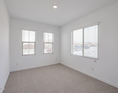 16554 W Questa Drive - Photo Thumbnail 15
