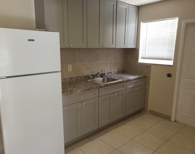 224 N 57th Avenue - Photo Thumbnail 3