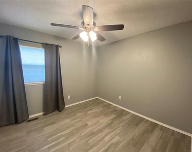 2433 N Shady Tree Drive - Photo Thumbnail 7