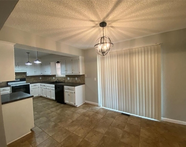 2433 N Shady Tree Drive - Photo Thumbnail 2