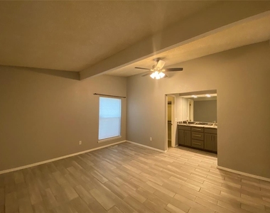 2433 N Shady Tree Drive - Photo Thumbnail 10