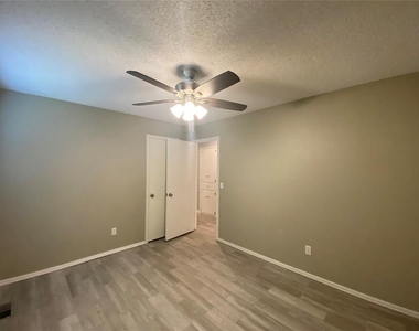 2433 N Shady Tree Drive - Photo Thumbnail 6