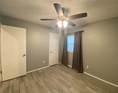 2433 N Shady Tree Drive - Photo Thumbnail 8