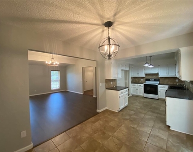2433 N Shady Tree Drive - Photo Thumbnail 3