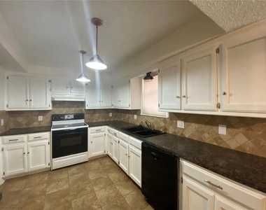 2433 N Shady Tree Drive - Photo Thumbnail 4