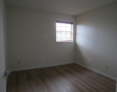 2110 Se Edler Drive - Photo Thumbnail 7