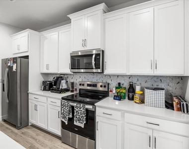 14042 Sw Thorens Drive - Photo Thumbnail 10
