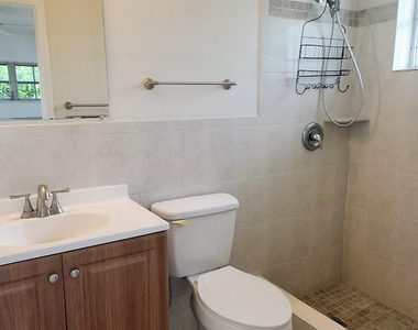 2940 Ne 19th Terrace - Photo Thumbnail 2
