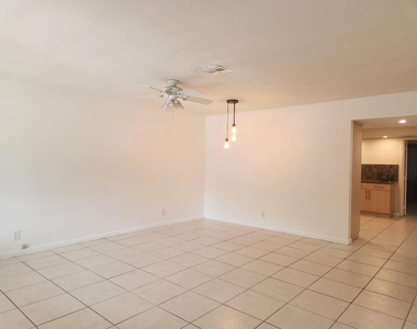 2940 Ne 19th Terrace - Photo Thumbnail 8