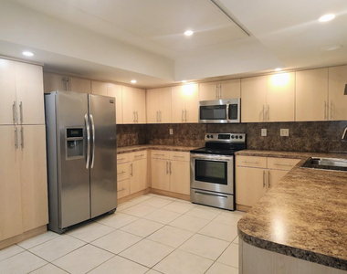 2940 Ne 19th Terrace - Photo Thumbnail 3