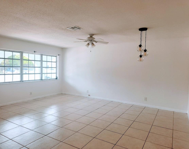 2940 Ne 19th Terrace - Photo Thumbnail 9